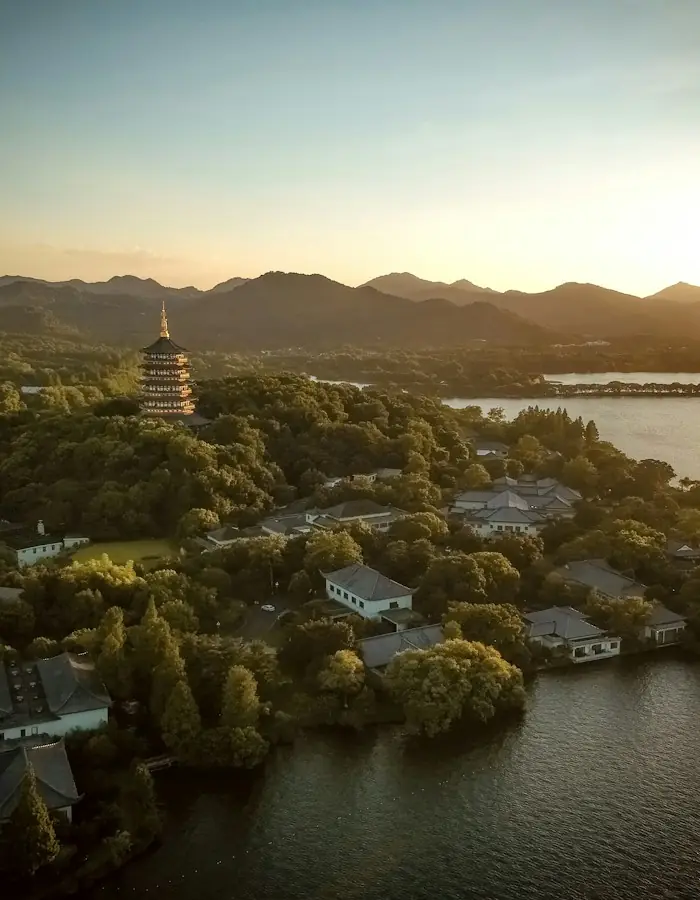 西湖与雷峰塔风光